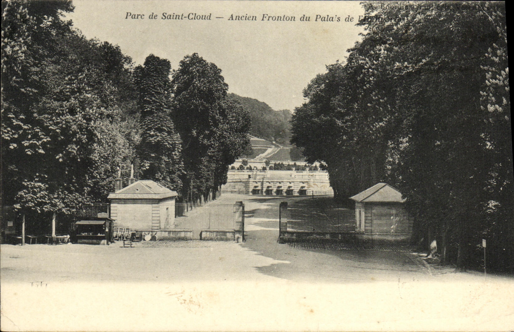 VINTAGE POSTCARD Park of Cloud Saint Old Pediment of the Palate of L Church