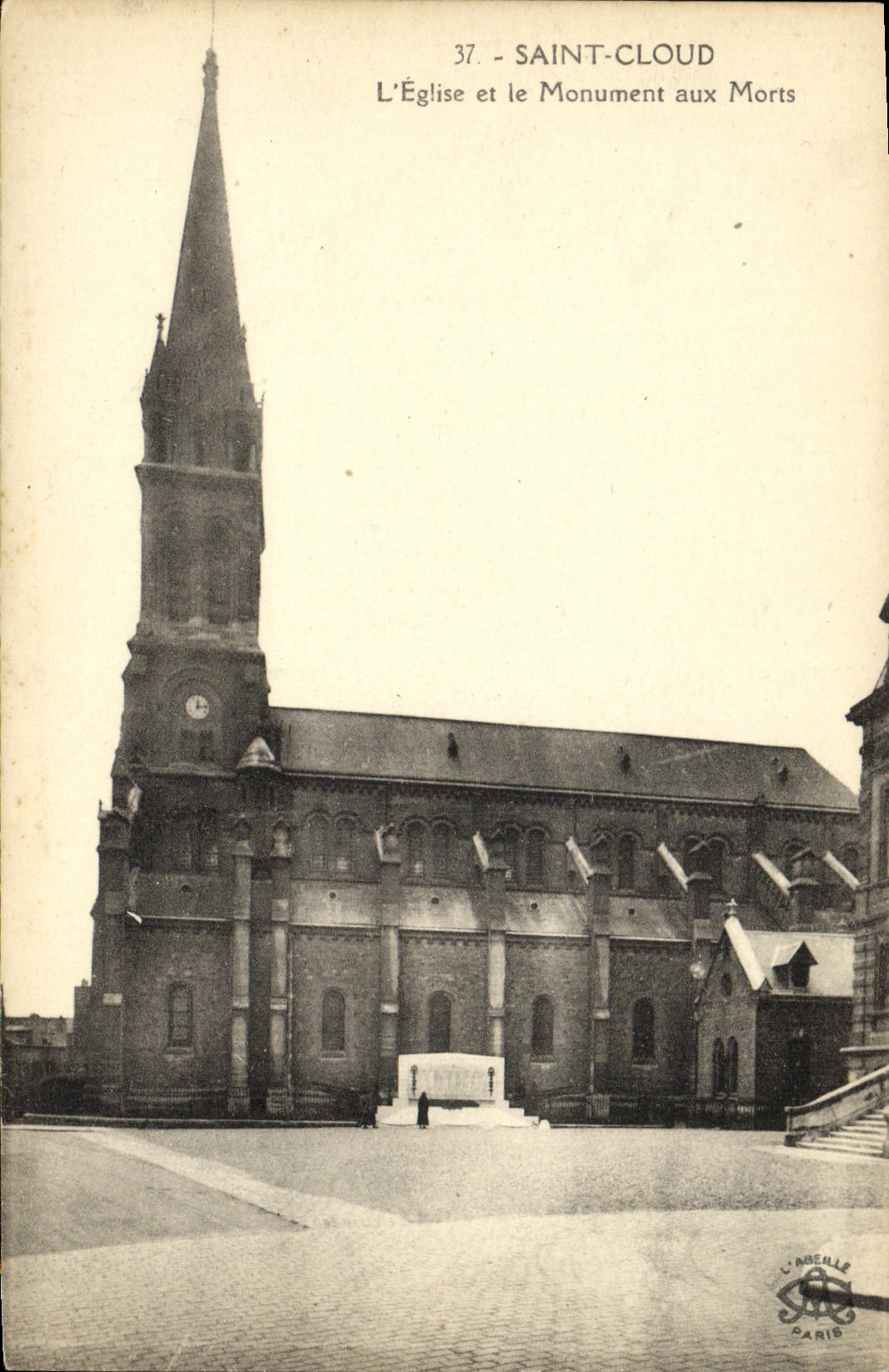 CPA Saint Cloud L Eglise et le Monument aux Morts