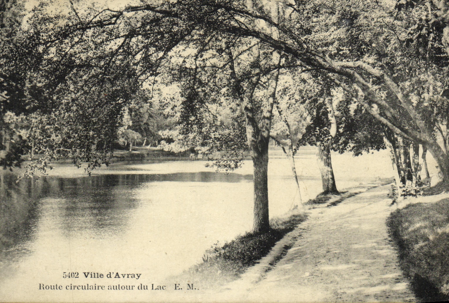 Camino circular Aulour de la ciudad D Avray de la POSTAL de la VENDIMIA del lago
