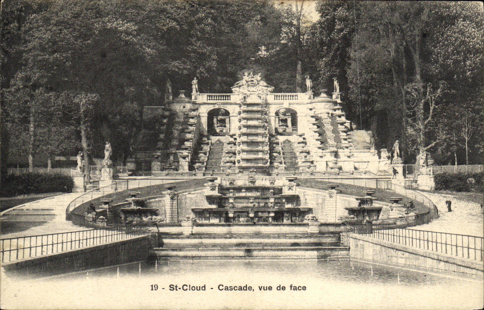 CPA Saint Cloud Cascade Vue de Face