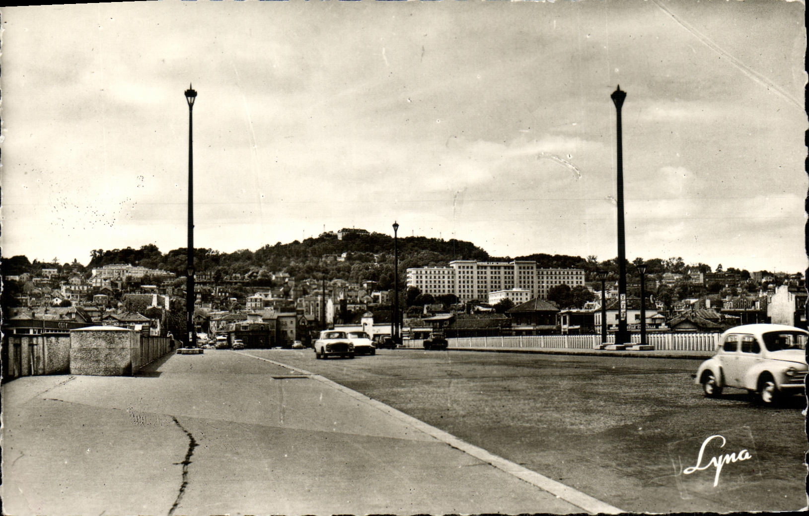 POSTAL MODERNA Suresnes el puente en la parte inferior el montaje y el L hospital de Valerien de Foch