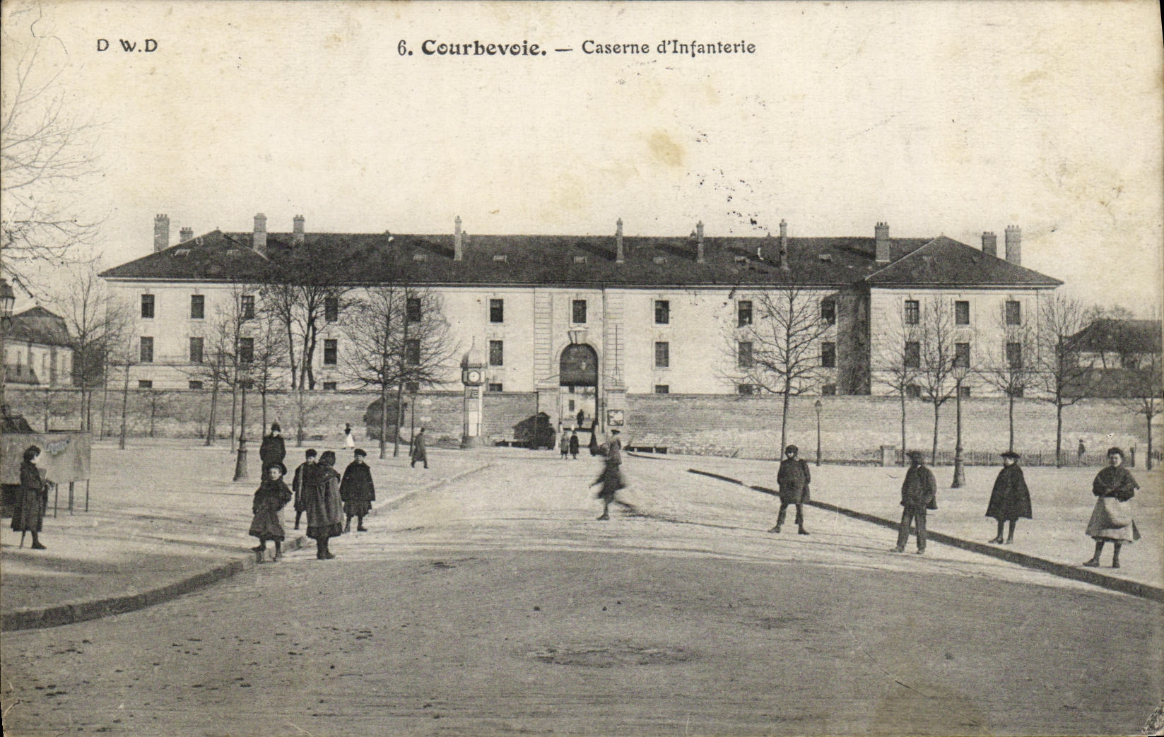 La POSTAL Courbevoie de la VENDIMIA acuartela a infanteria de D Militaria