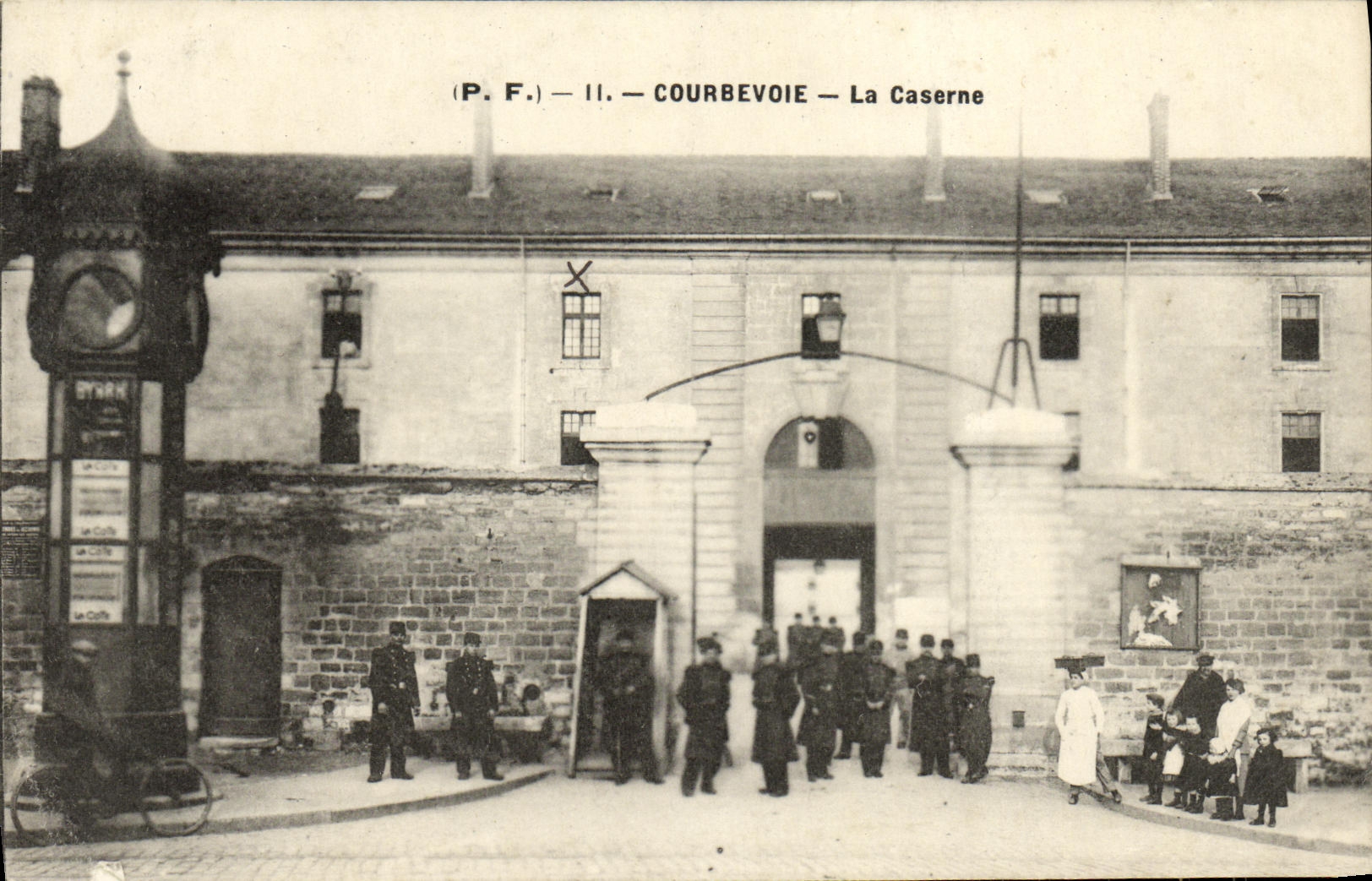 CPA Courbevoie La Casene Militaria
