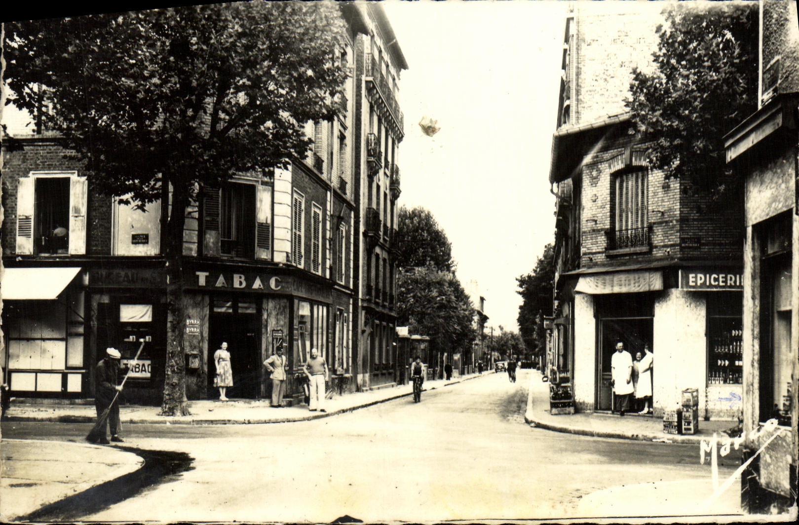 CPM Courbevoie Avenue de la Republique Tabac epicerie