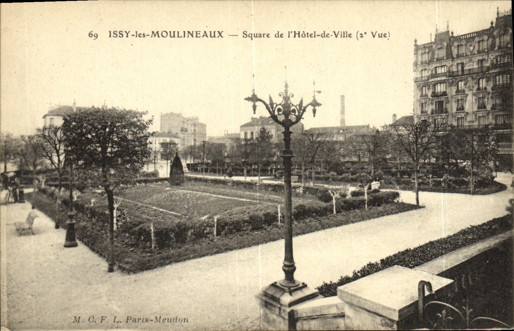 VINTAGE POSTCARD Issy Moulineaux Public garden of L Town hall