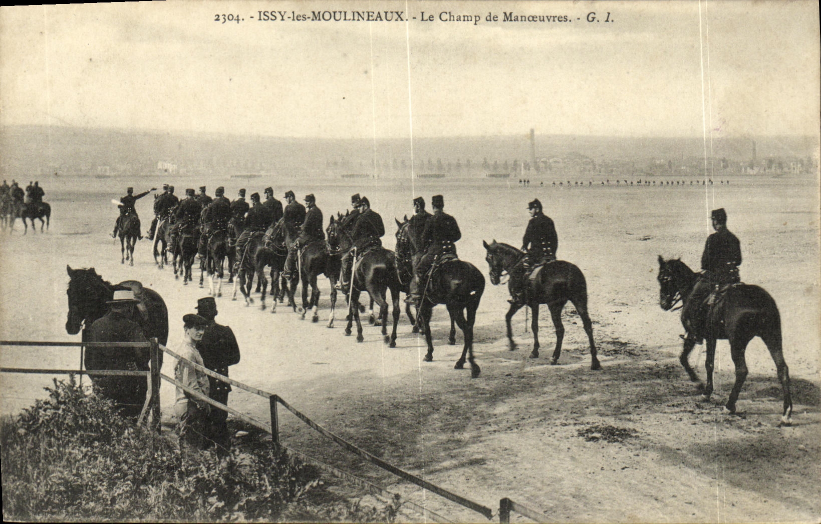 VINTAGE POSTCARD Issy Moulineaux the Parade ground Militaria