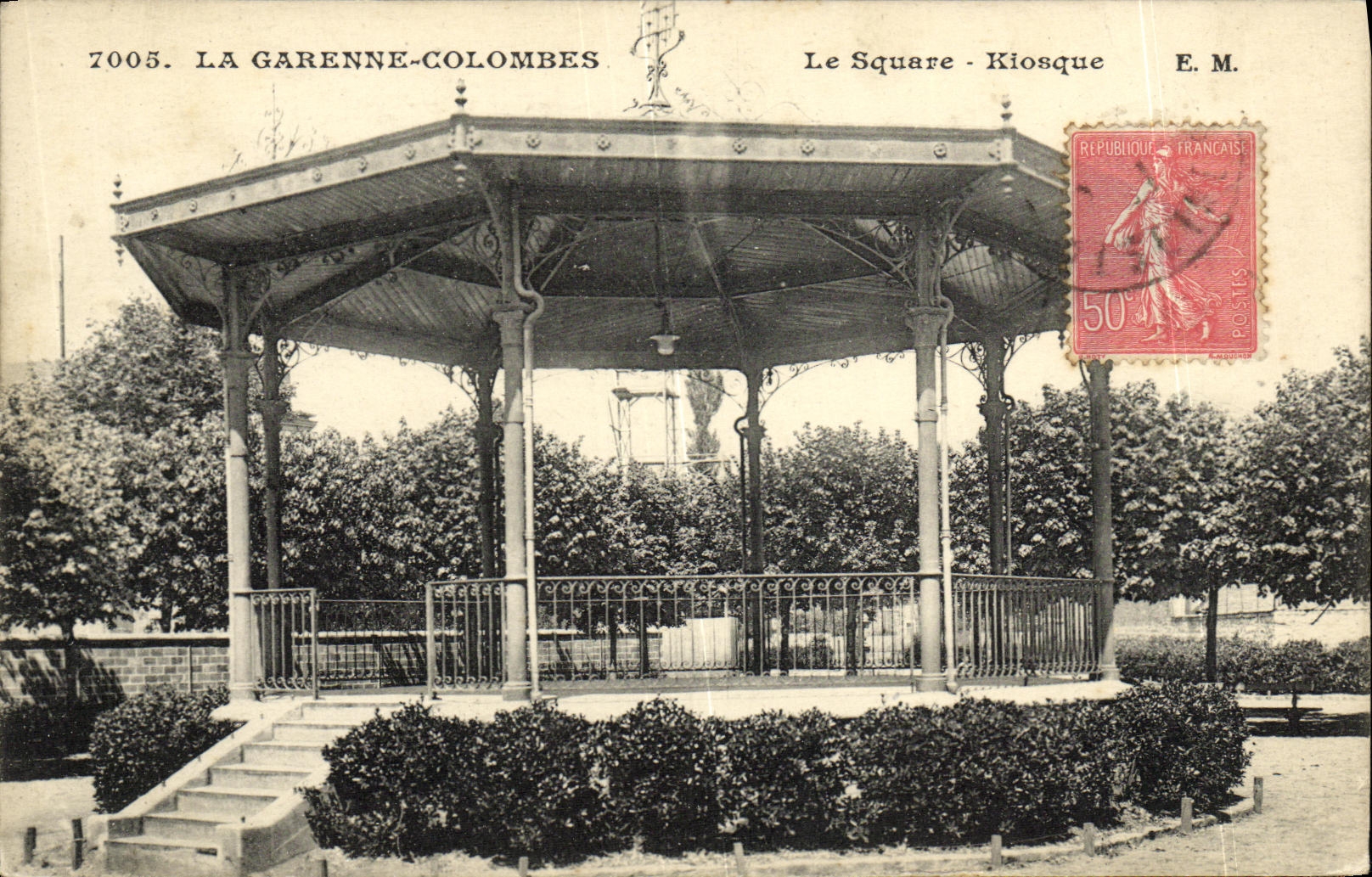 VINTAGE POSTCARD Garenne Doves the Public garden Kiosk