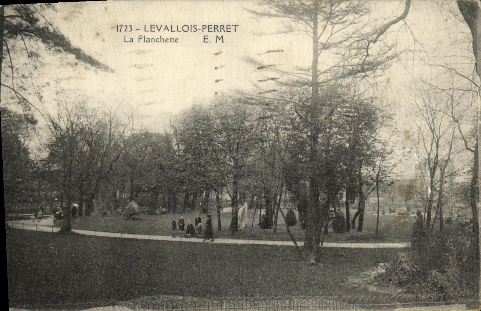 VINTAGE POSTCARD Levallois Perret the Small plank