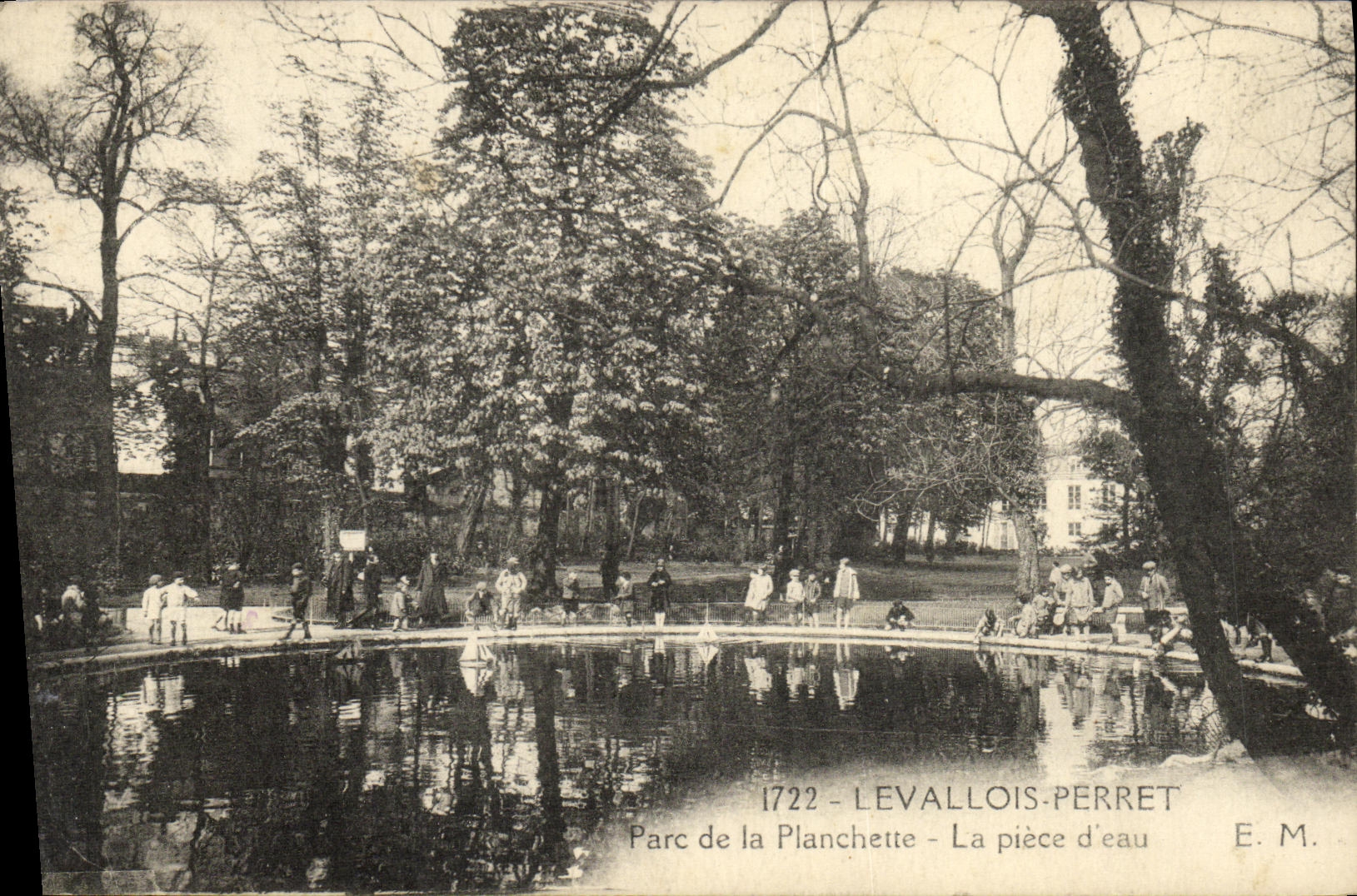 CPA Levallois Perret Parc de la Planchette La Piece d eau