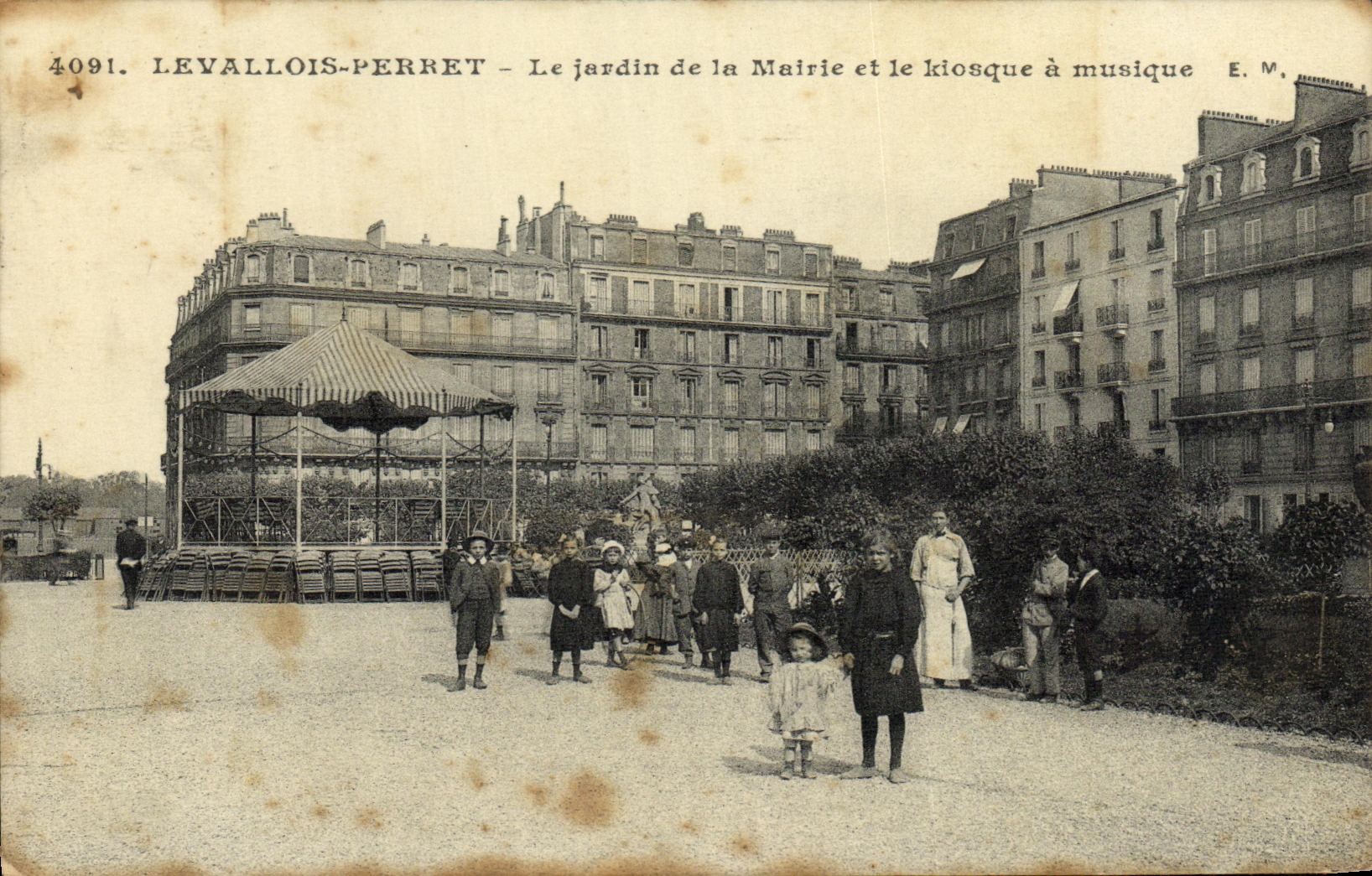 POSTAL Levallois Perret de la VENDIMIA el jardin del ayuntamiento y del Bandstand Enfants
