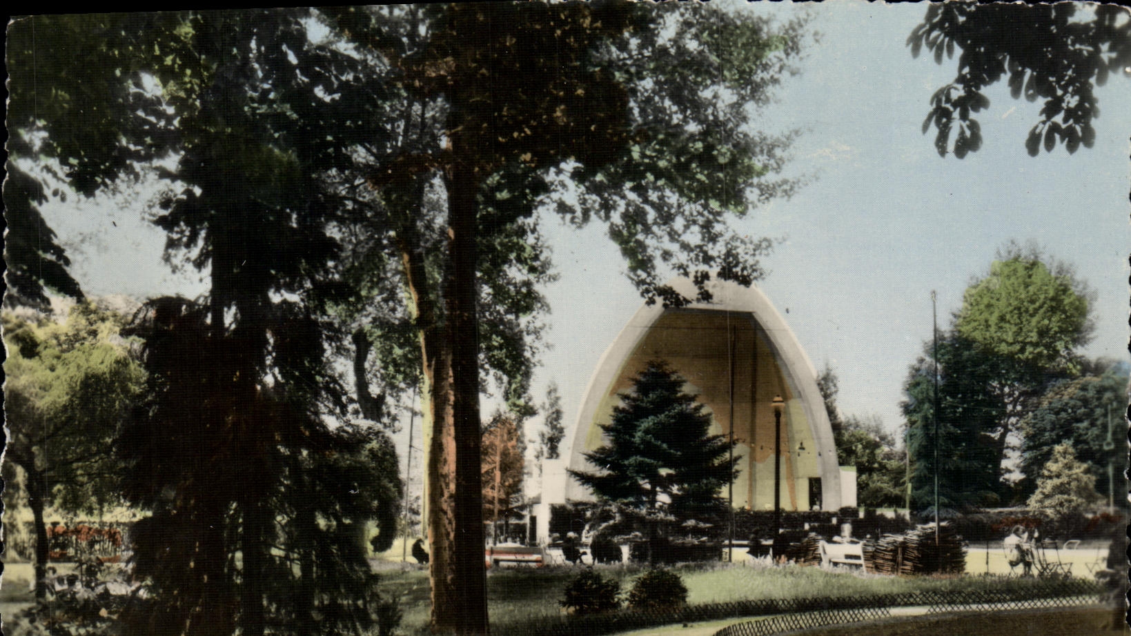 MODERN CARD Nanterre Garden of L town hall