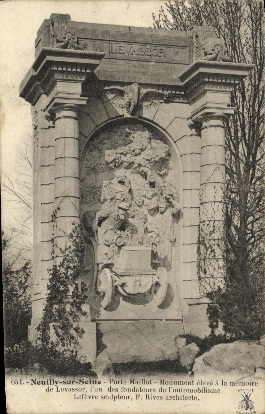 El monumento de la camisa de la puerta de la POSTAL de la VENDIMIA Neuilly sur Seine levanto con la memoria de Levassor uno de viajar en automovili del automovil de los fundadores