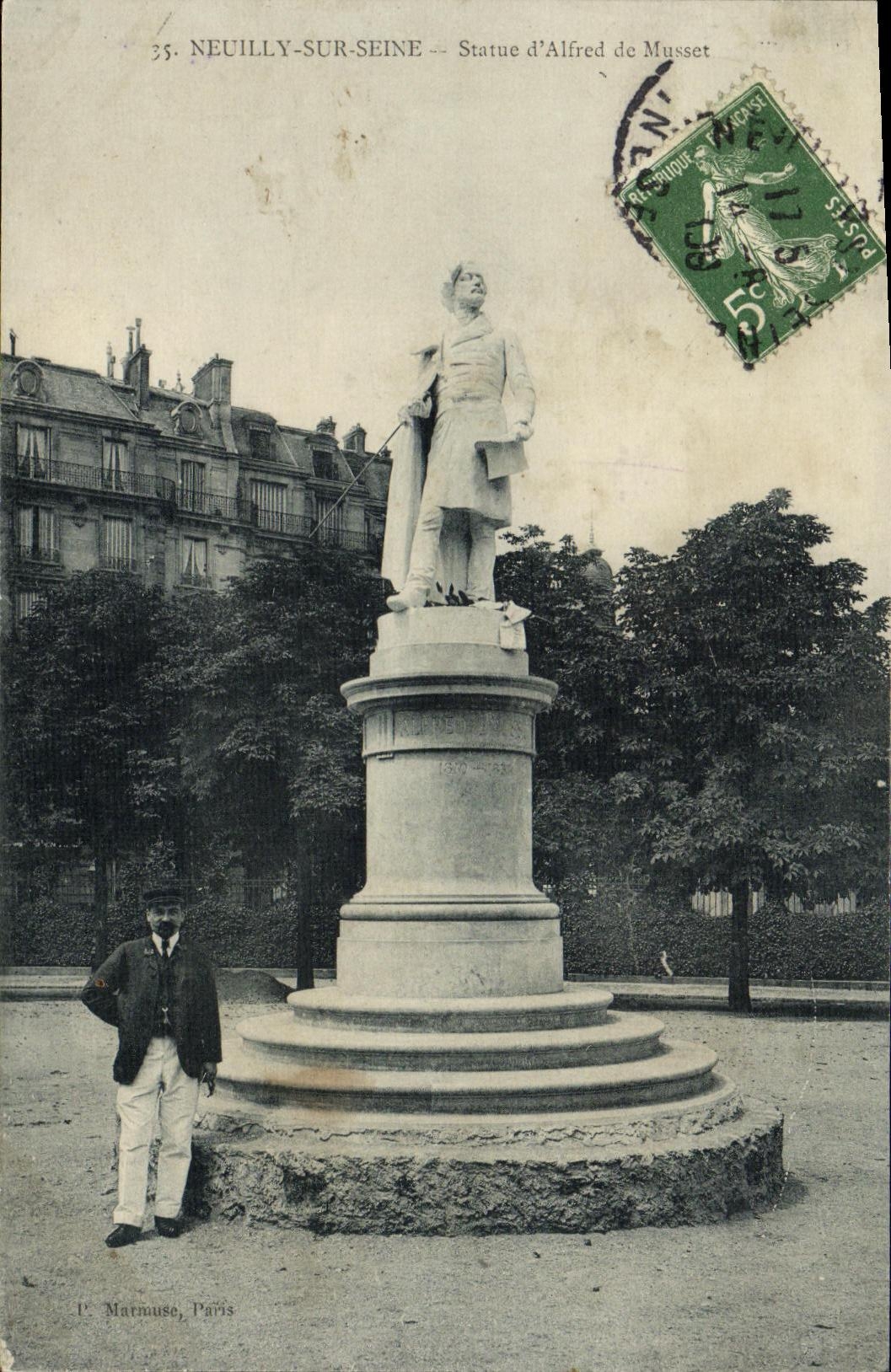 VINTAGE POSTCARD Neuilly sur Seine Statue D Alfred de Musset