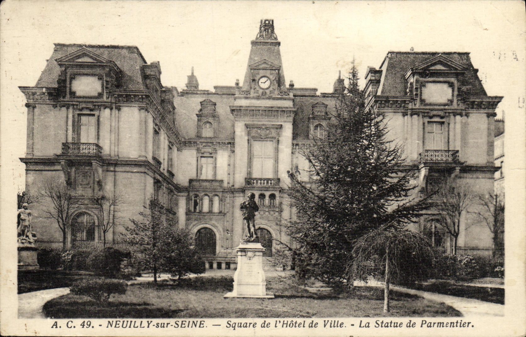 CPA Neuilly Sur Seine Square de L Hotel de Ville La Statue de Parmentier