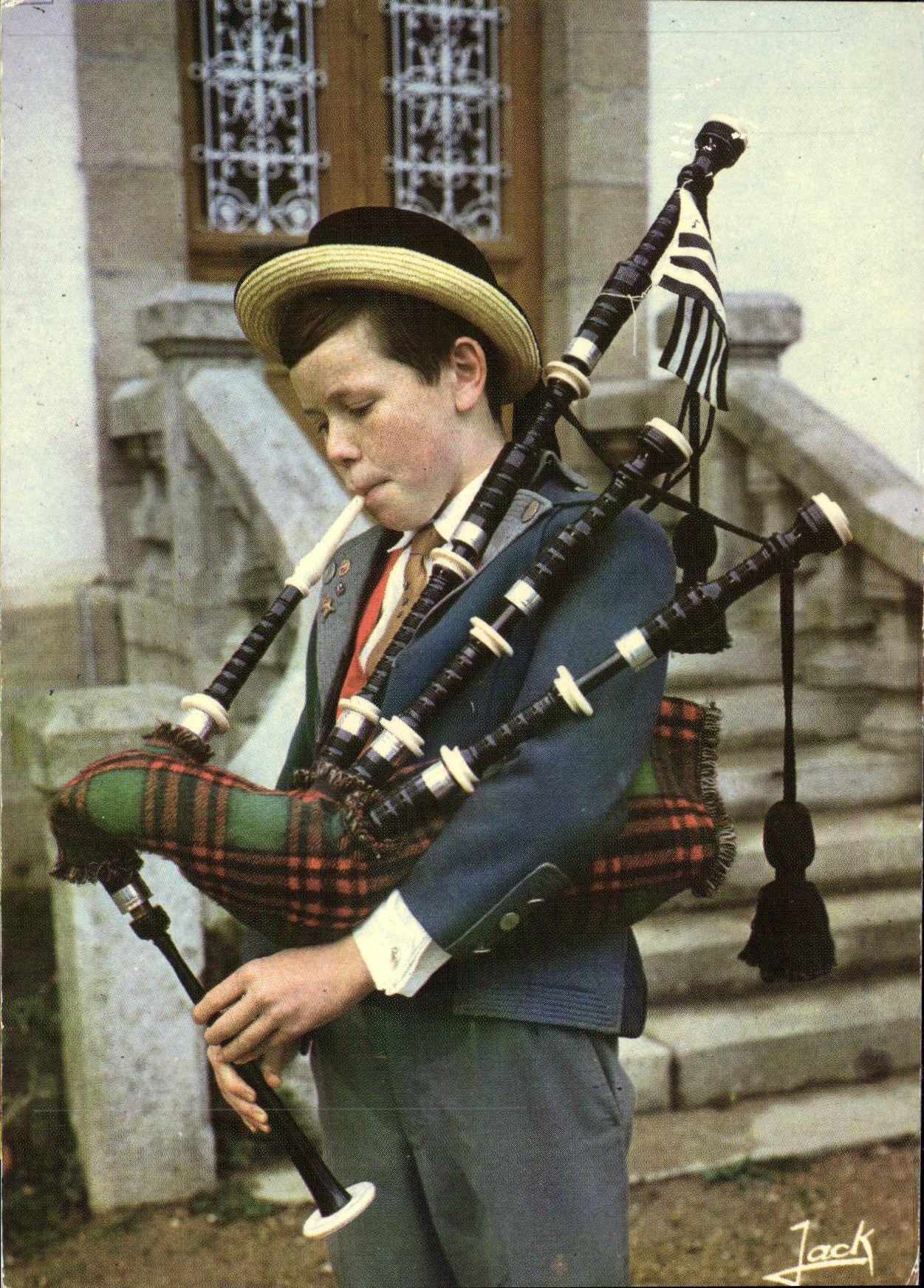 CPM Folklore De Bretagne Sonneur de Biniou