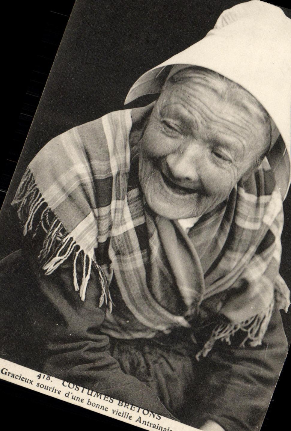 Mujer del traje del folklore de Antrainaise de los trajes bretones de la POSTAL de la VENDIMIA buena vieja