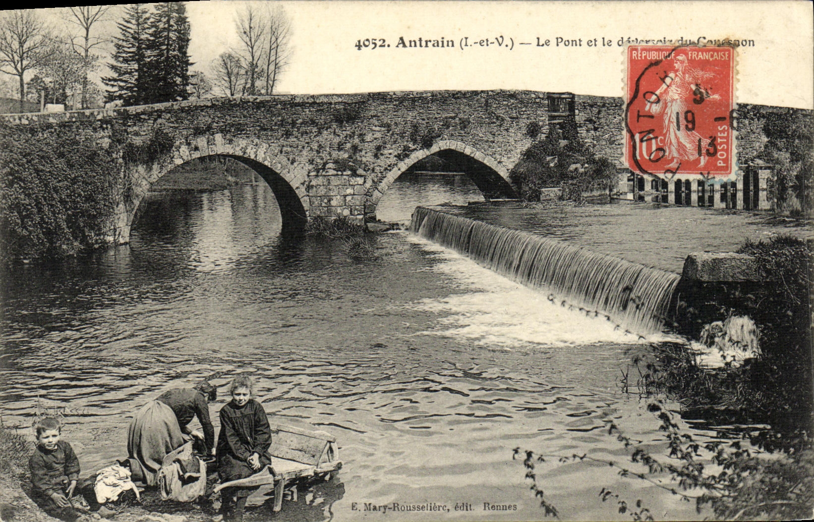 La lavanda de Antrain de la POSTAL de la VENDIMIA coloca a ninos de la lavanderia automatica