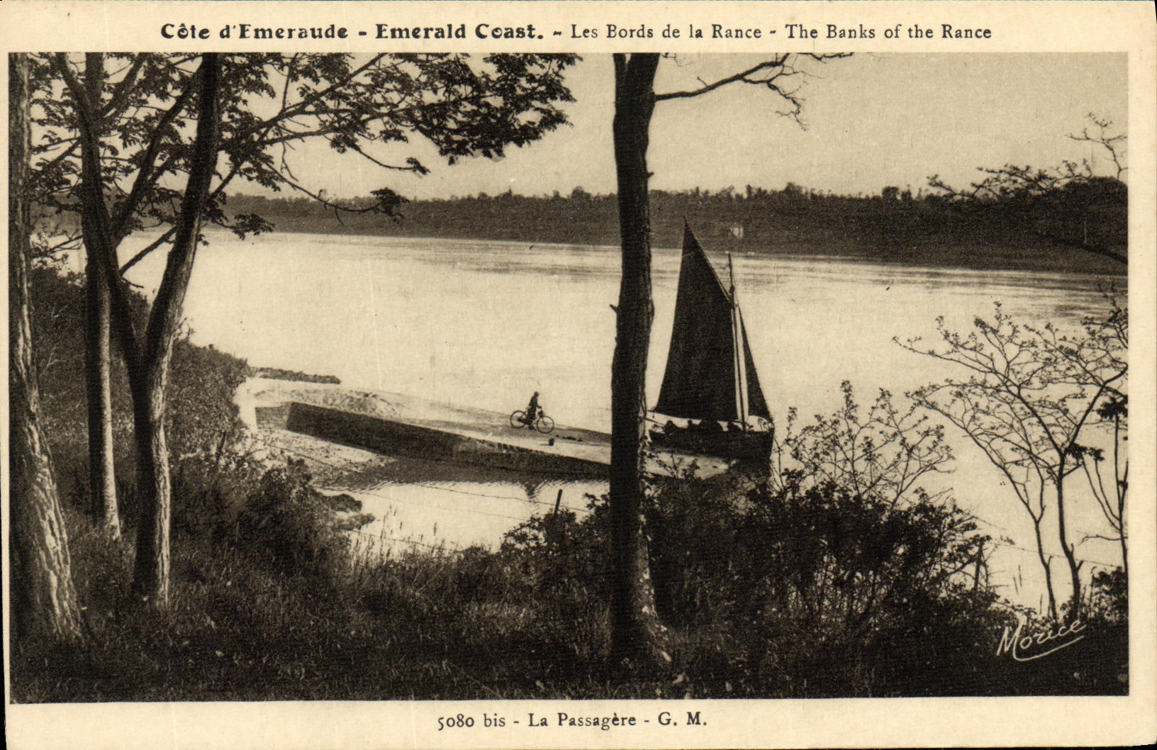 CPA Cote d Emeraude Les Bords de la Rance La pasagere Bateau 