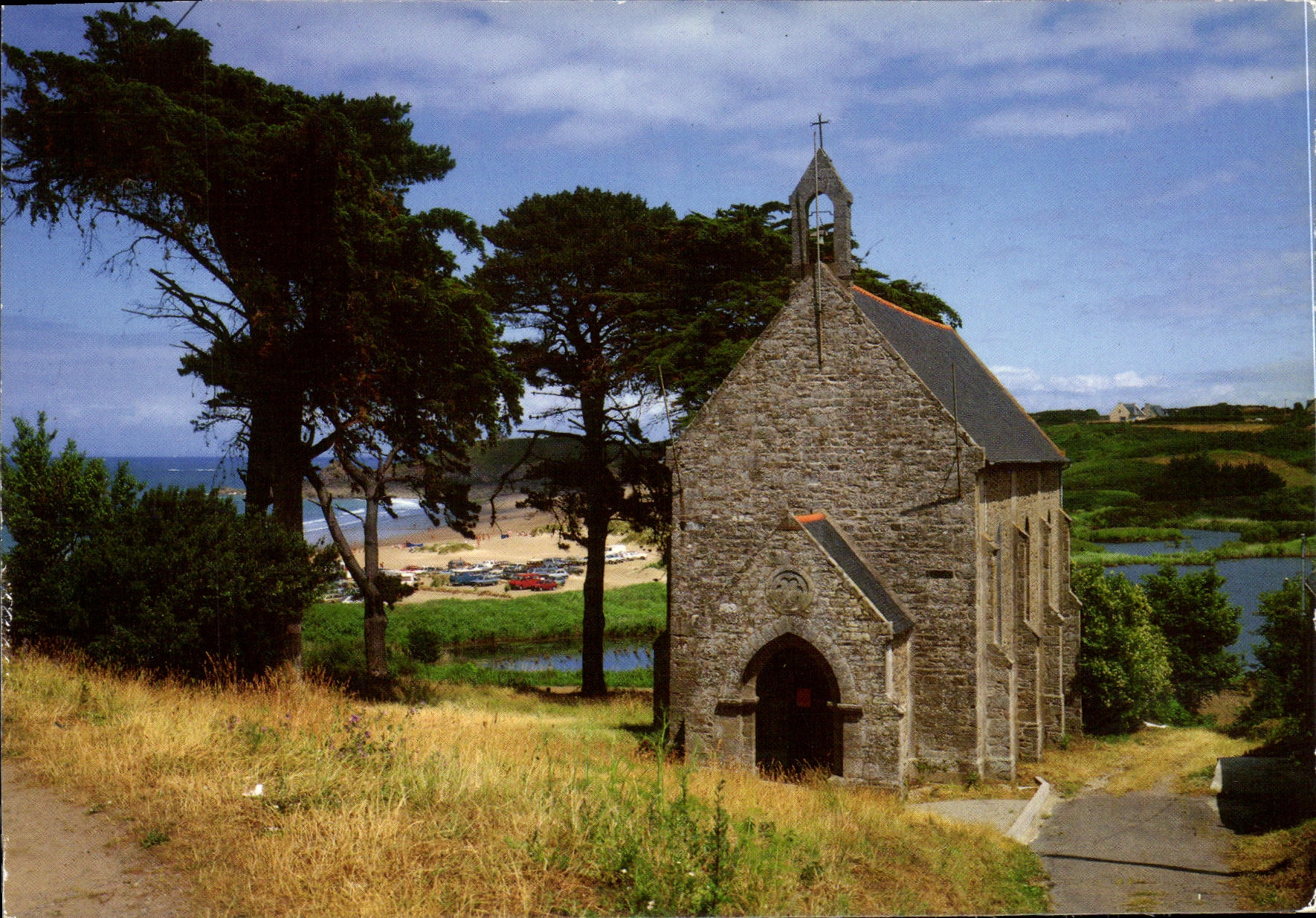 CPM Cancale La chapelle Au fond La plage du verger