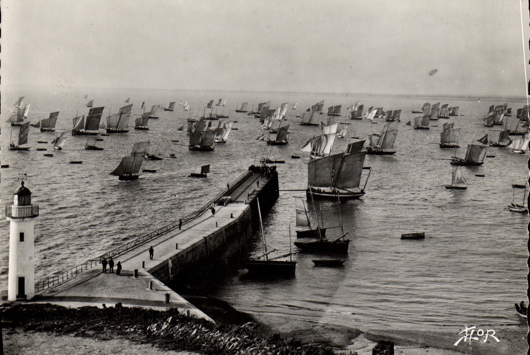 MODERN CARD Cancale the departure of the Caravan Boats