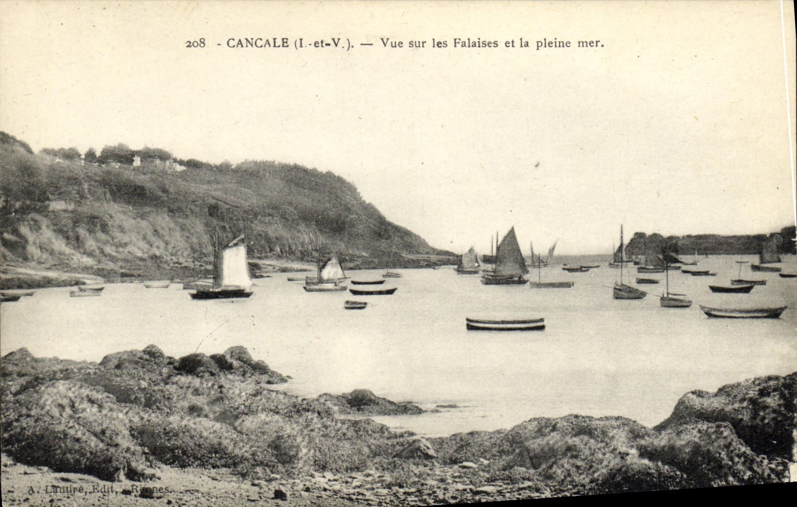 CPA Cancale Vue sur les Falaises et la pleine mer Bateaux