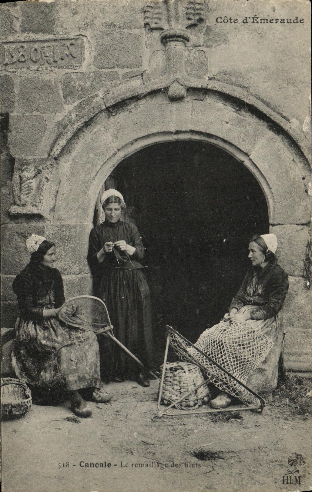 VINTAGE POSTCARD Cancale the mending of meshes of nets TOP