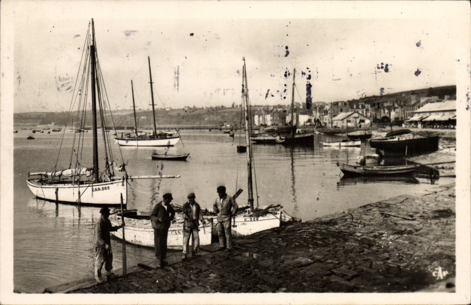 CPM Cancale Le Port a maree haute Bateau