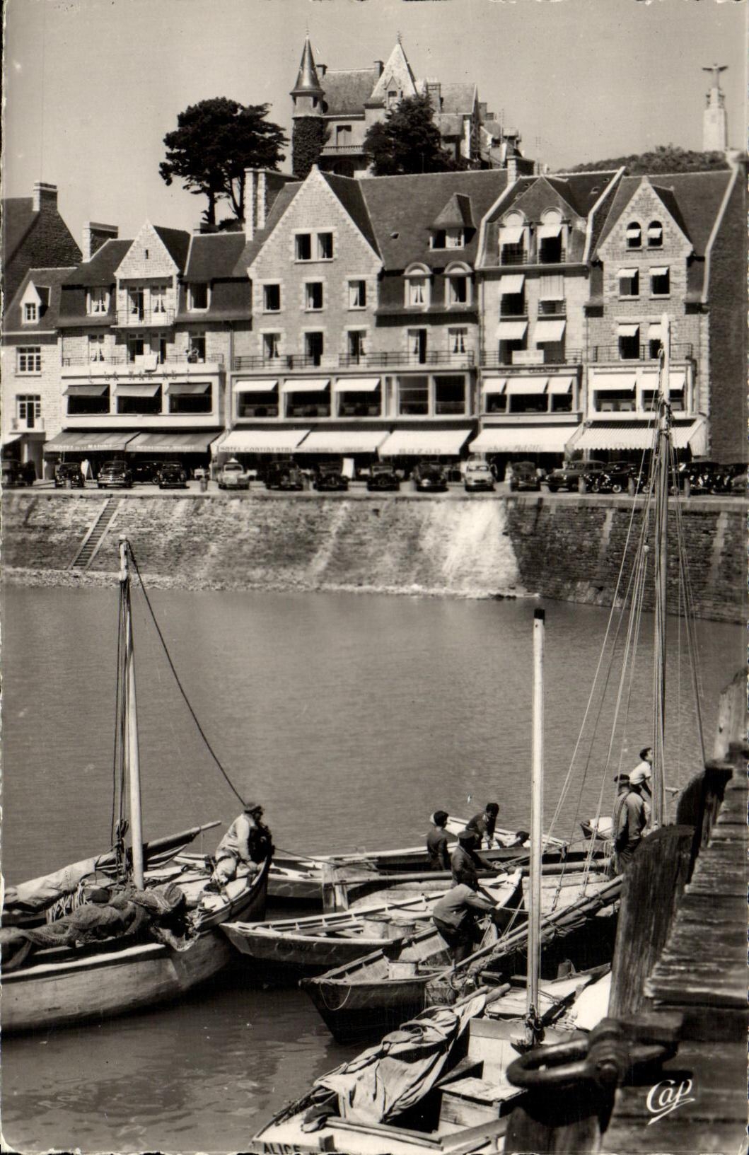 MODERN CARD Cancale Quays seen of the Dam Boats