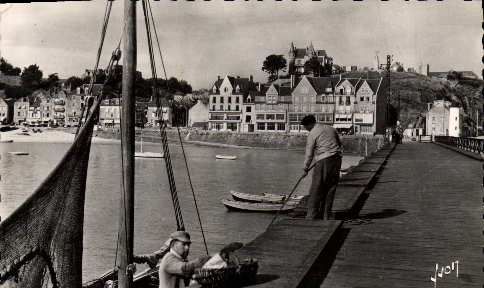 CPM Cancale La jetee de la Houle et le quai Gambetta