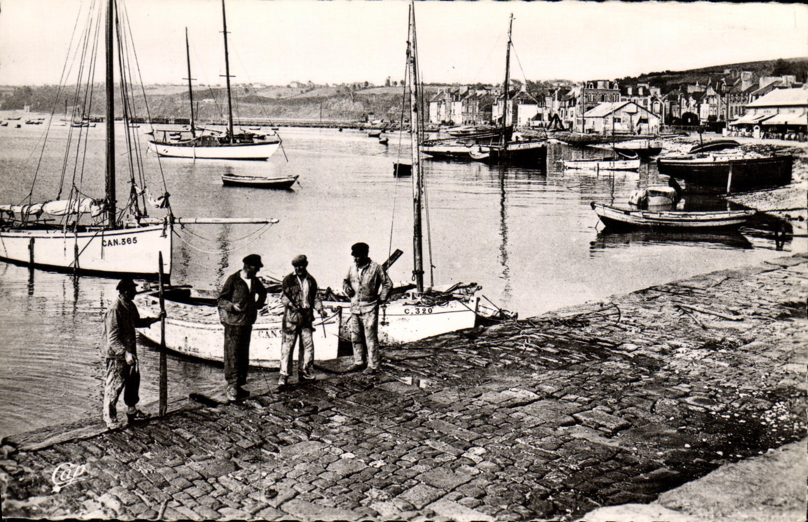 CPM Cancale Le Port a maree haute Bateau