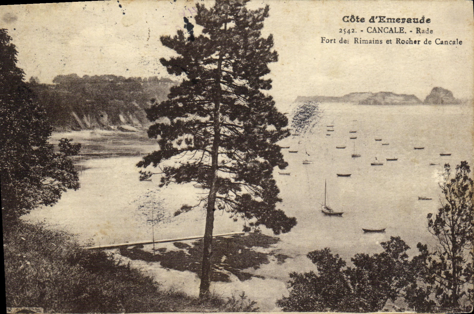 VINTAGE POSTCARD Cancale Splits Extremely of Rimains and Rocher of Cancale