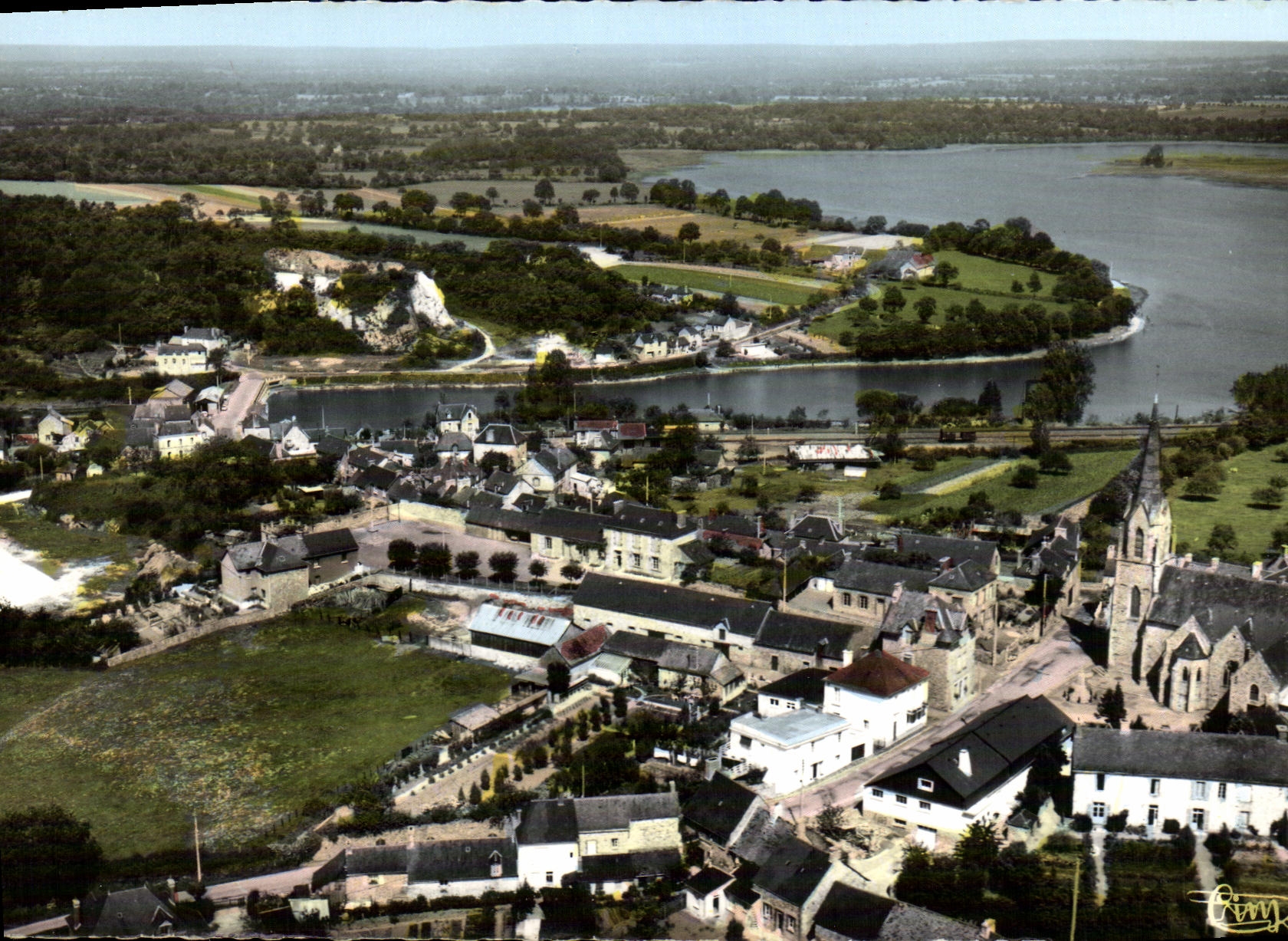 CPM Chatillon En Vendelais Le Centre Et l Etang Vue Aerienne