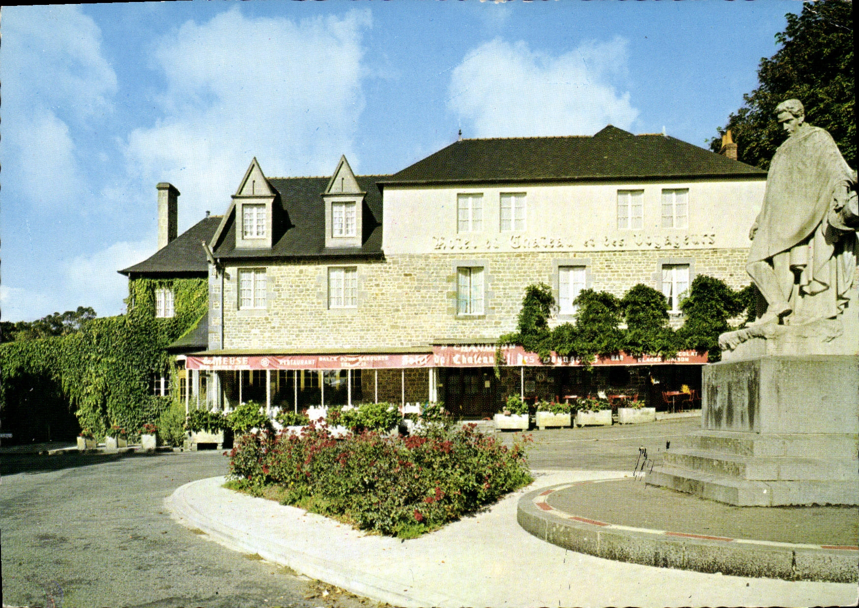 CPM Combourg Hotel Du Chateau Et Des Voyageurs
