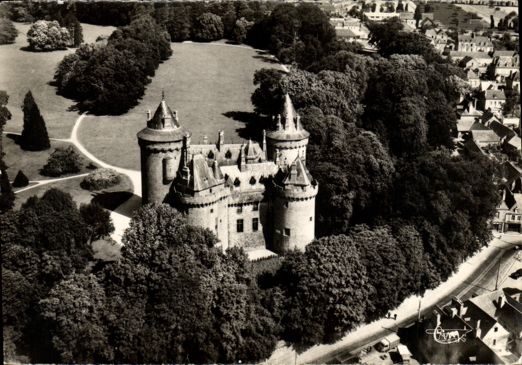 CPM Combourg Le Chateau Et Son Parc Vue Aerienne