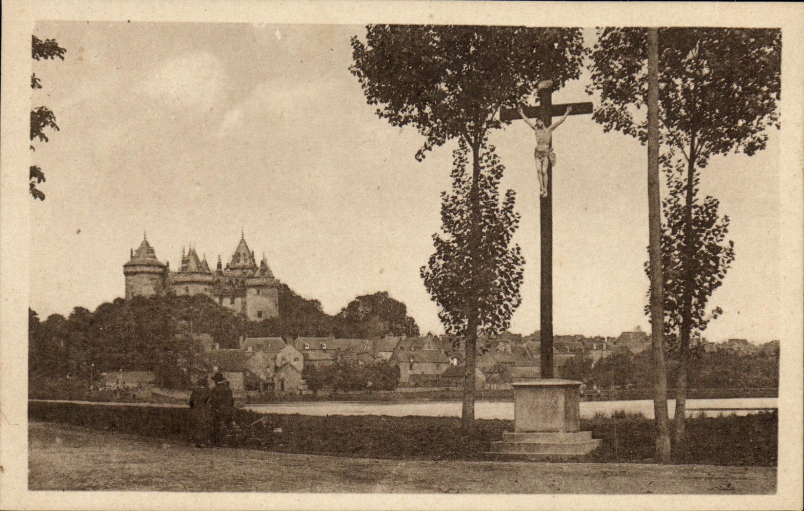 CPA Combourg Vue generale du chateau et de l etang