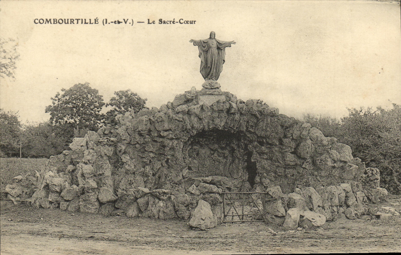 CPA Combourtille Le Sacre Coeur