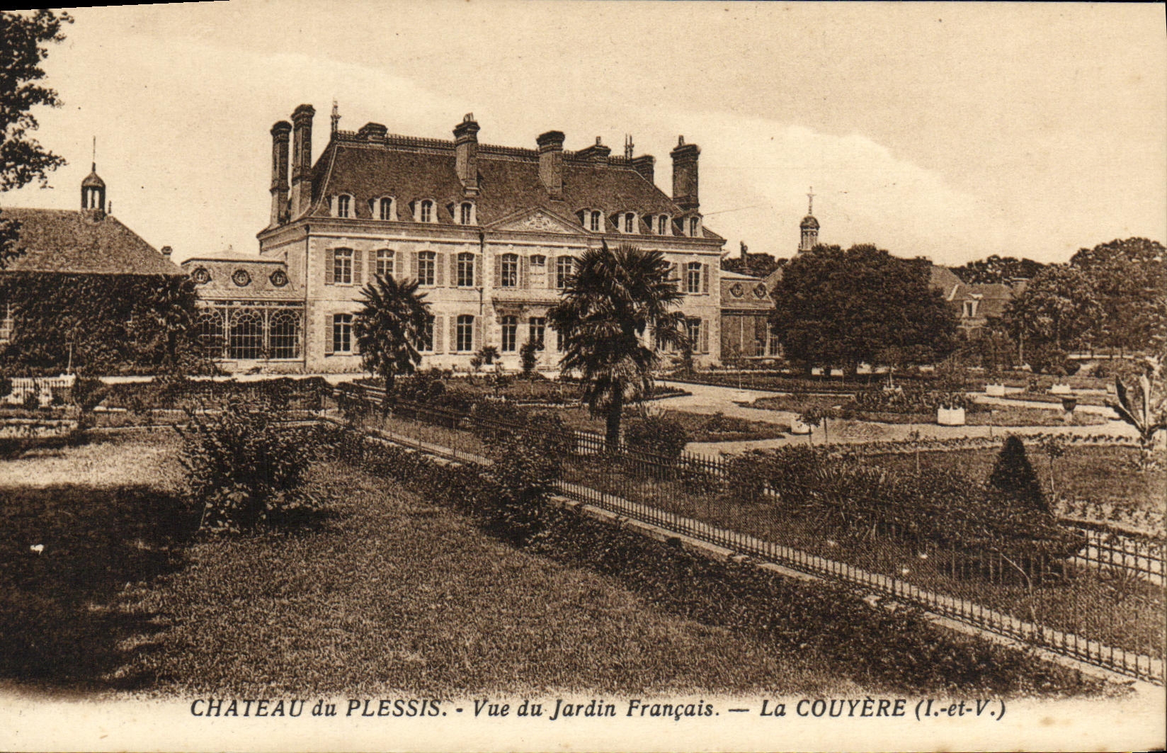 CPA Chateau du Plessis Vue du Jardin Francais La Couyere