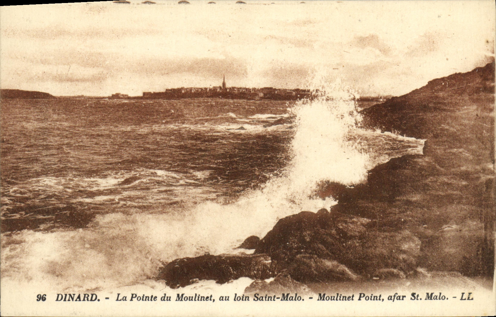 CPA Dinard La Pointe du Moulinet Au loin St Malo