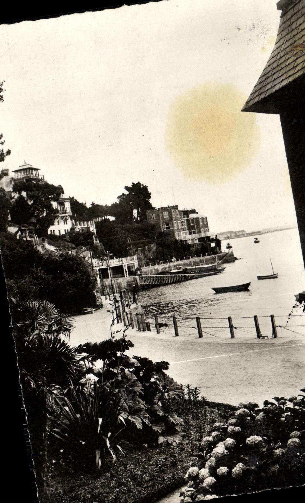 POSTAL MODERNA Dinard una esquina de la caminata del claro de luna