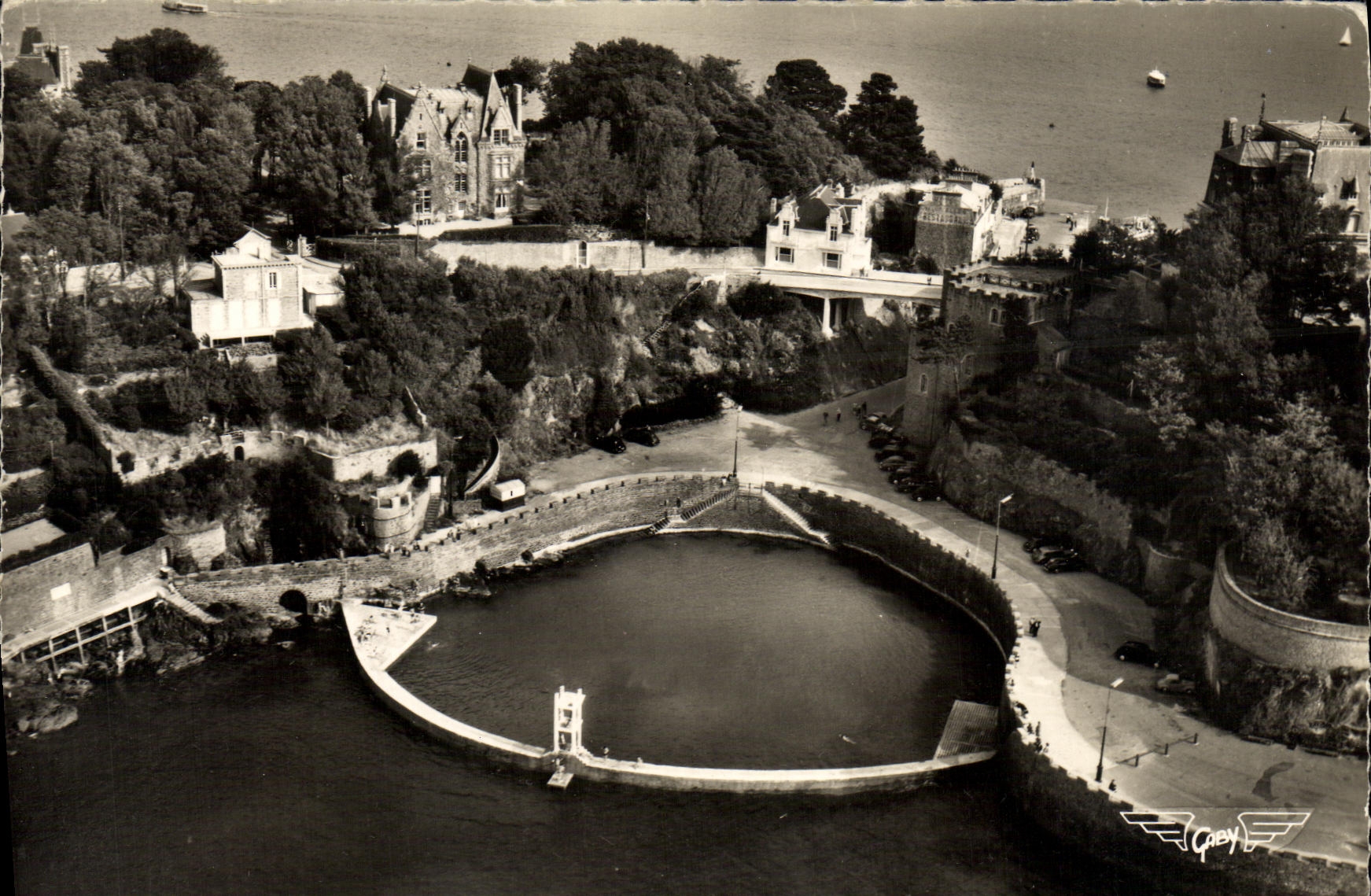 CPM Dinard La Piscine et la porte d Emeraude