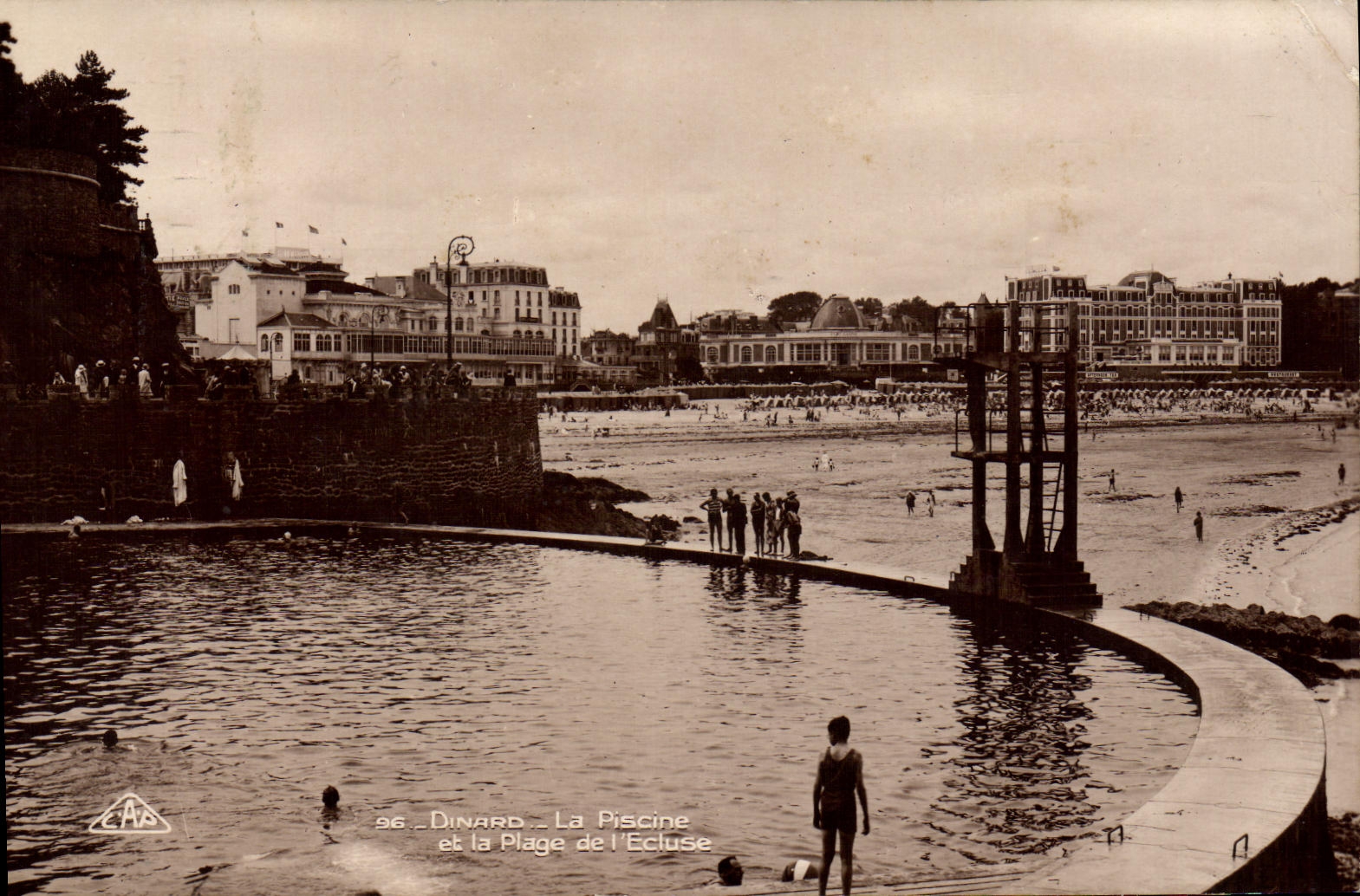 CPM Dinard La piscine et la plage de L Ecluse