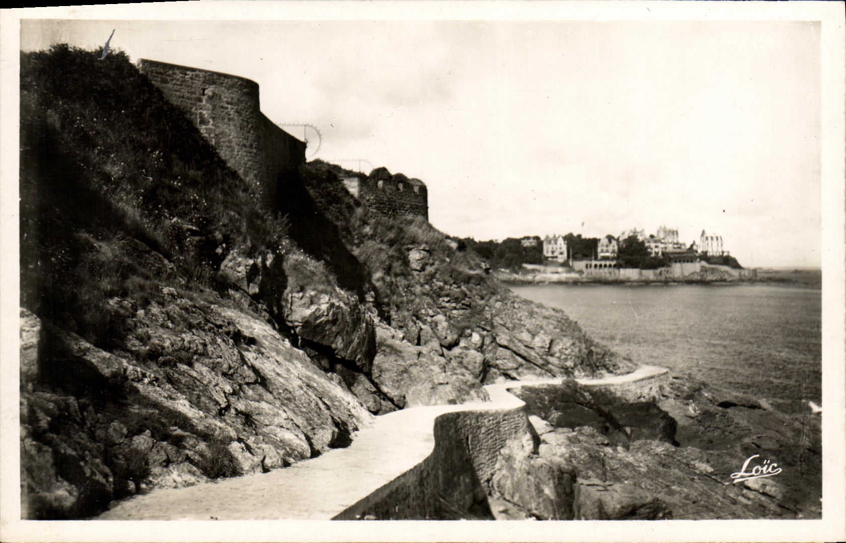 CPM Dinard Promenade du Moulinet Vue sur la Malouine