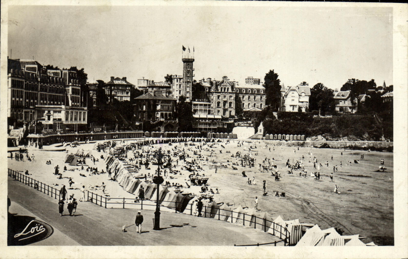 CPM Dinard Un Coin de la Plage Hotel Royal et Crystal Hotel