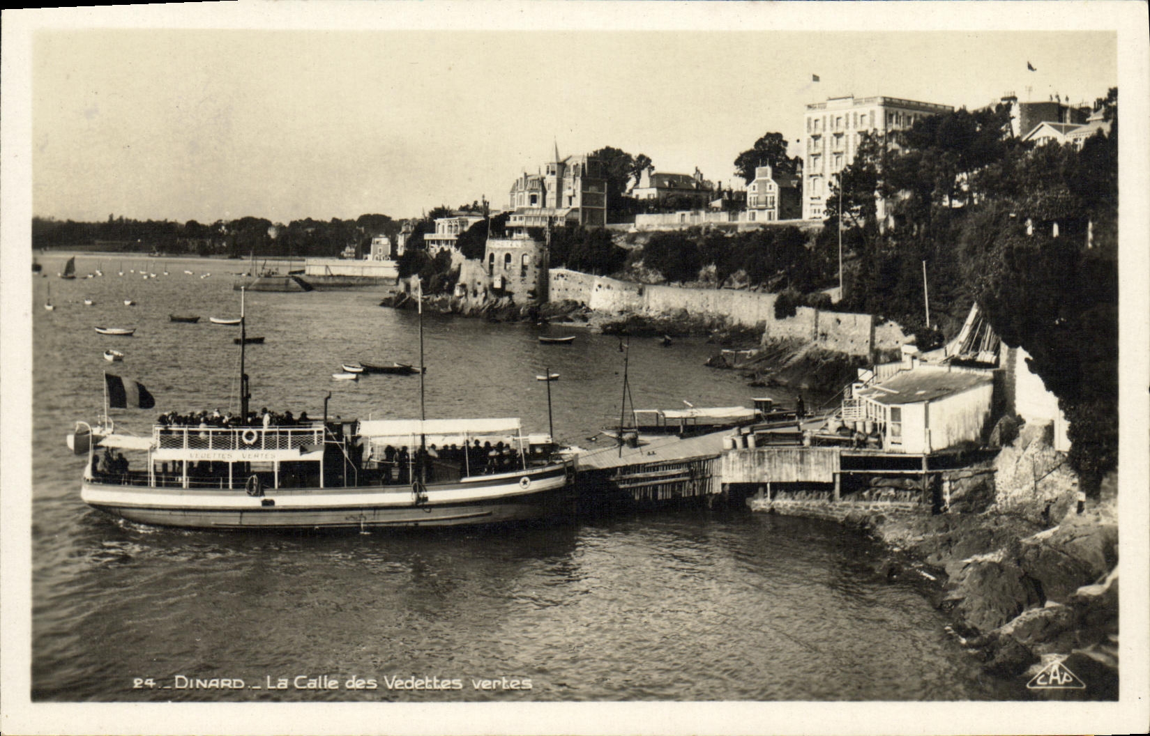 CPM Dinard La Calle des vedettes vertes Bateau
