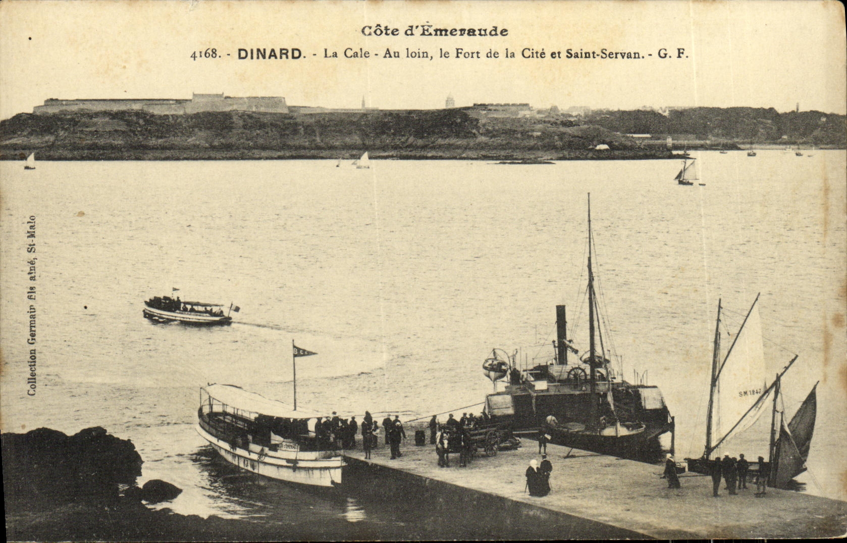 CPA Dinard La Cale Au Loin le Forte la Cite et Sainte Servan Bateau 