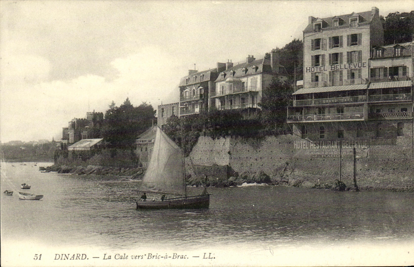 La POSTAL Dinard de la VENDIMIA el asimiento hacia Bric tiene hotel de Bellevue del barco de Brac