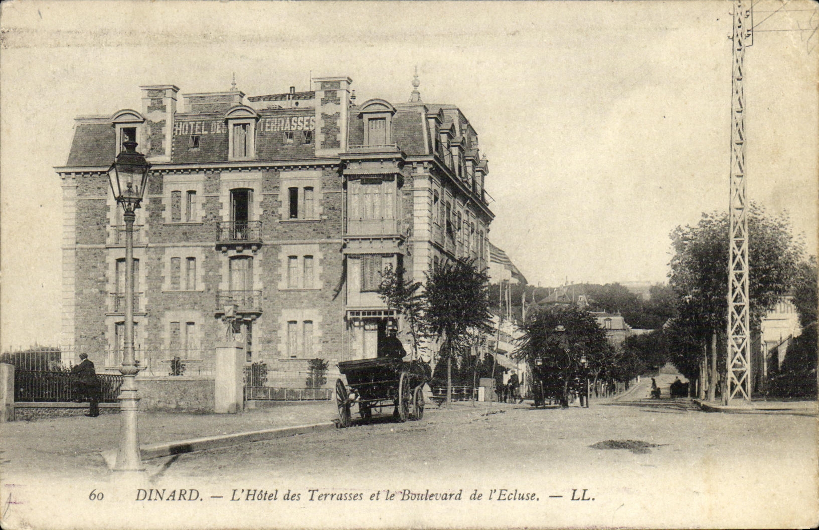 CPA Dinard L hotel des terrasses et le boulevard de l ecluse 