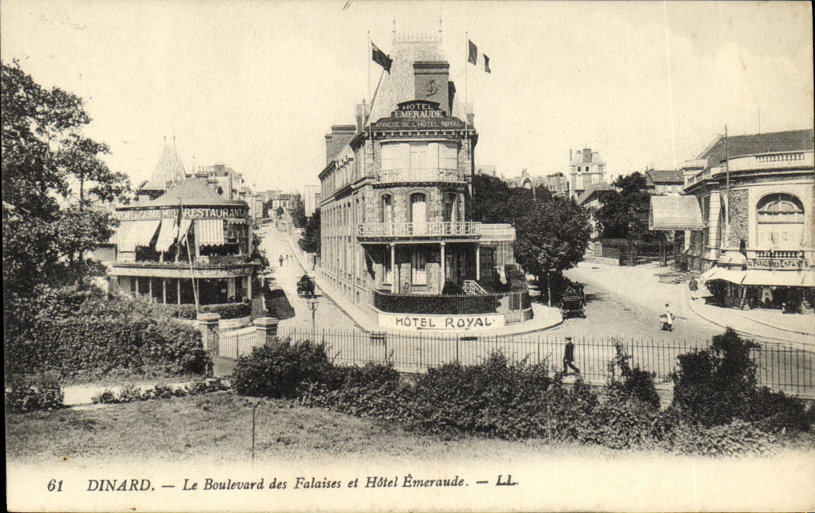 CPA Dinard Le boulevard des Falaises et Hotel Emeraude 
