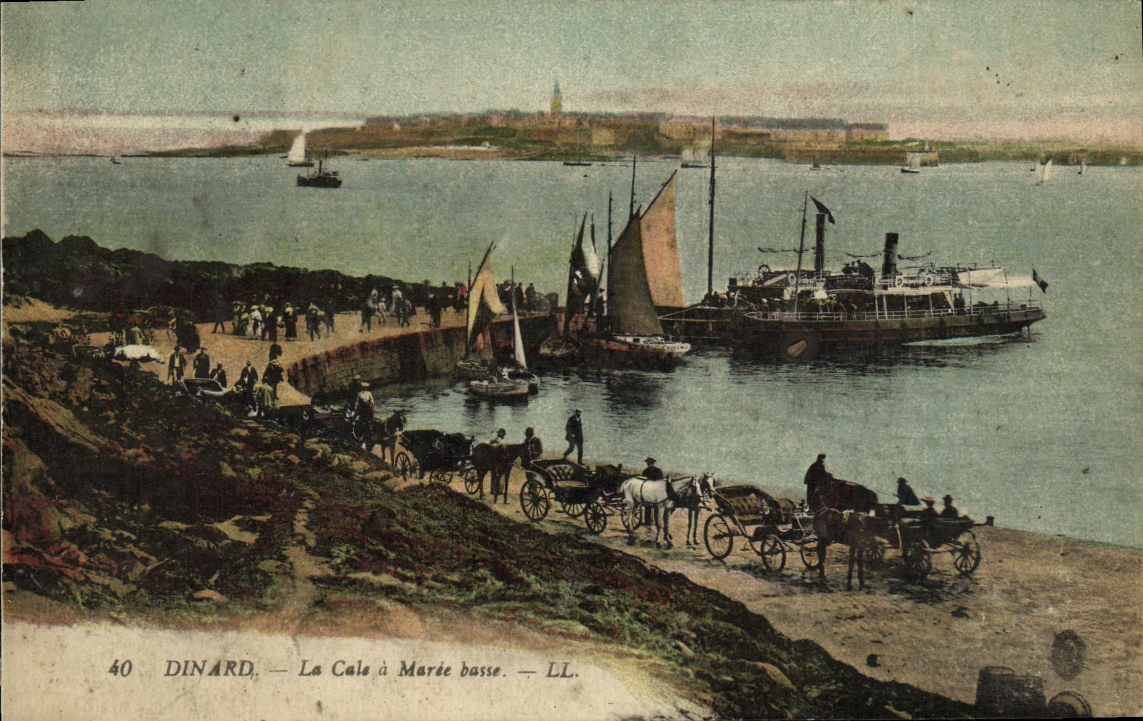 CPA Dinard La Cale a Maree basse Bateaux 