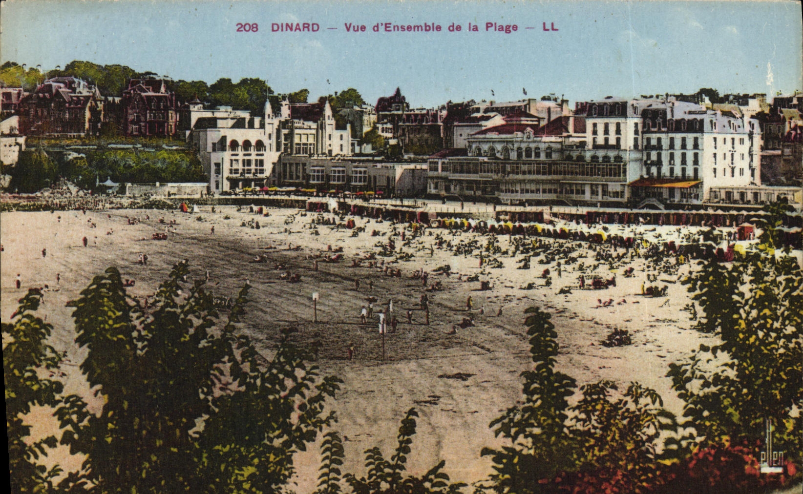 CPA Dinard Vue d Ensemble de la Plage